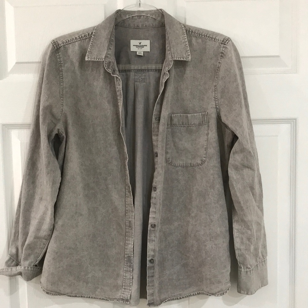 American Eagle Outfitters- Vintage Wash Button-Down Shirt in Faded Gray